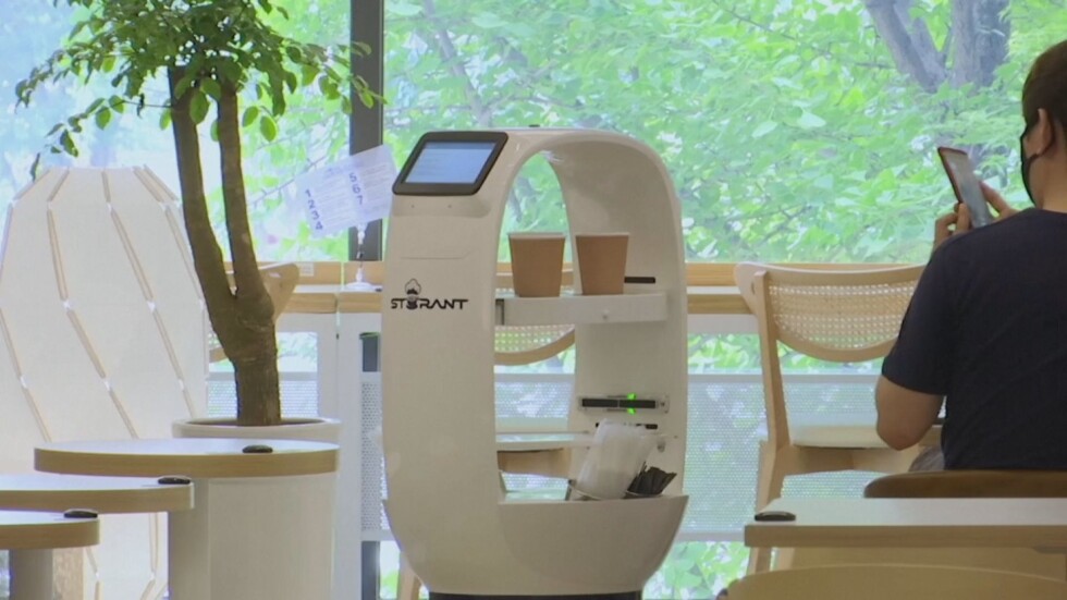 Дистанциране в ежедневието в Южна Корея: Робот сервира кафе на клиенти (ВИДЕО)