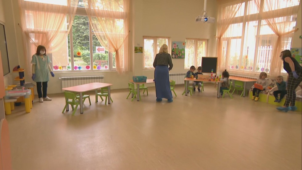 Тодор Чобанов: Няма да има сливане и средищни детски градини това лято 