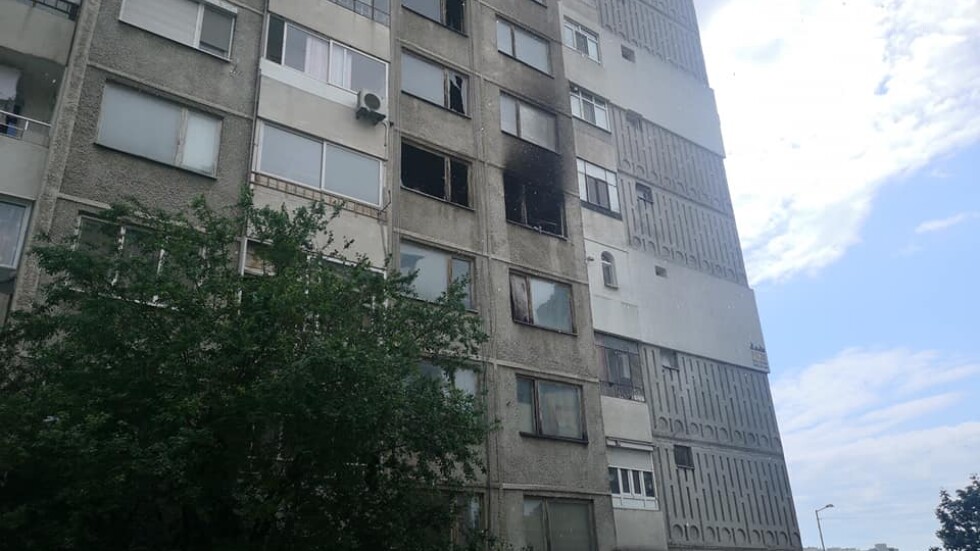 Пожар горя в жилищен блок в Бургас