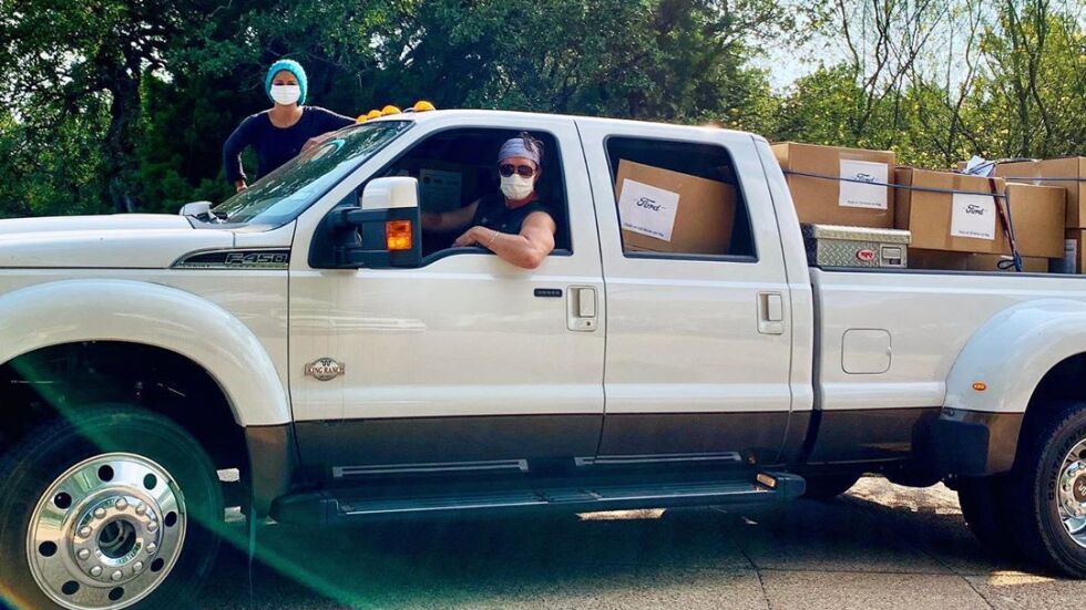 Матю Макконъхи и жена му доставиха лично 110 000 маски на болници в Тексас