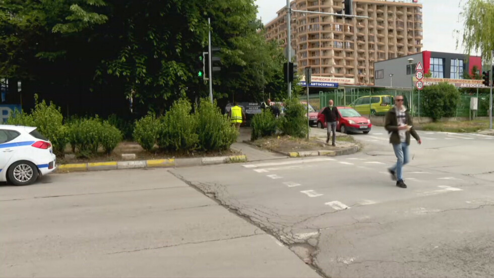 Шофьор без книжка е ударил майката и детето ѝ на пешеходна пътека във Варна