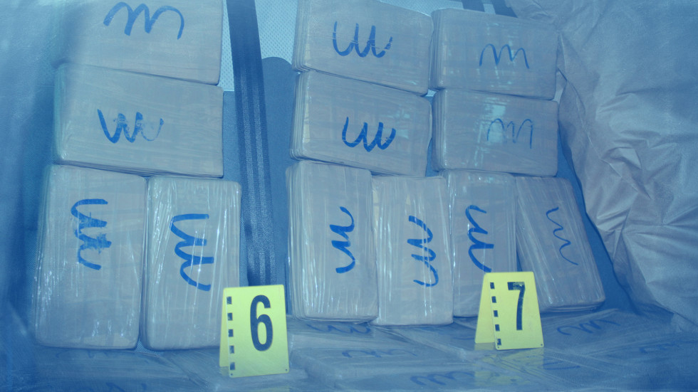 Кокаин в гардероба: Още 327 кг бяха намерени в апартамента на задържания млад мъж (ОБЗОР)