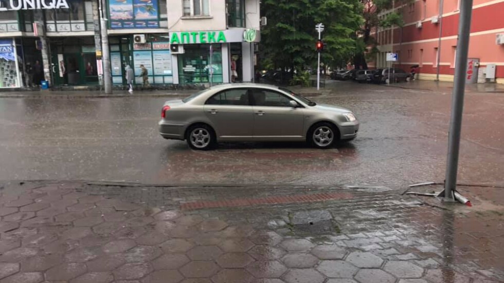 Улиците в Стара Загора се превърнаха в реки след проливен дъжд