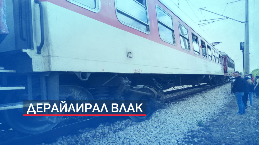 Кола се удари във влак между Левски и Пордим и излезе от релсите
