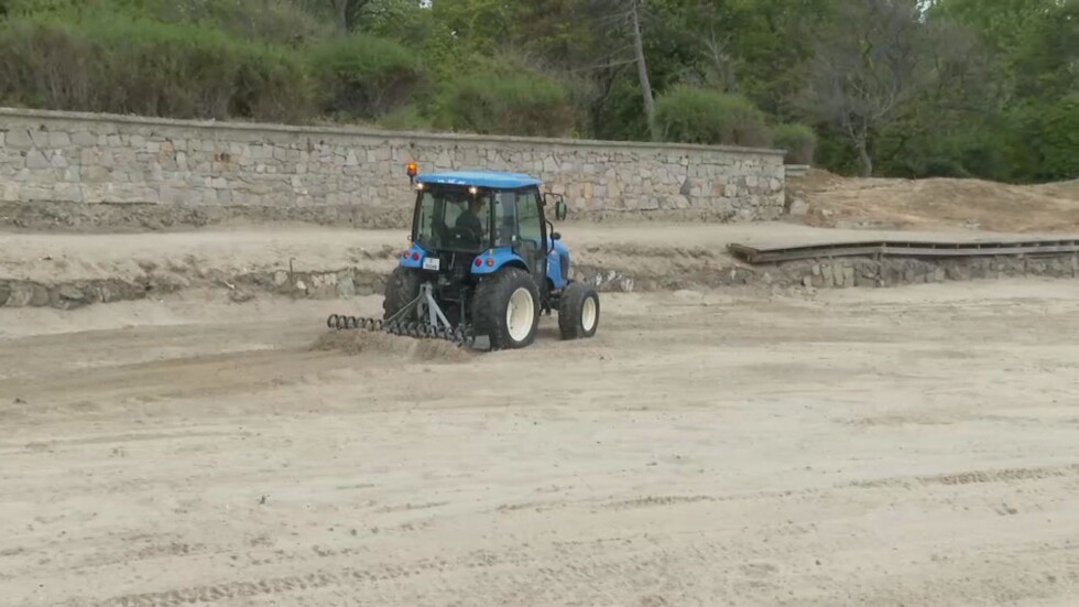 Машини подготвят централния плаж в Созопол за старта на сезона
