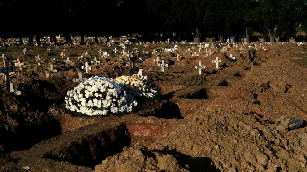 Бразилия вече е на пето място в света по брой починали от COVID-19