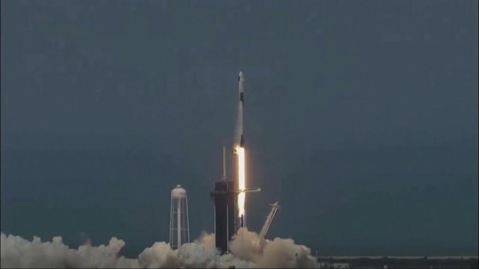 Двама българи са в екипа, извел частната ракета на „Спейс Екс“ в Космоса