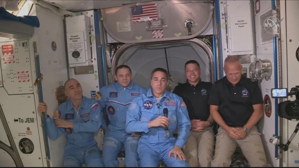 Астронавтите от „Дракон“ вече са на борда на Международната космическа станция