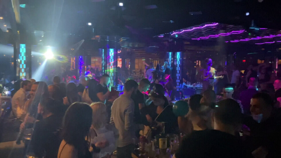 Отвориха барове и дискотеки: Има ли нарушения?