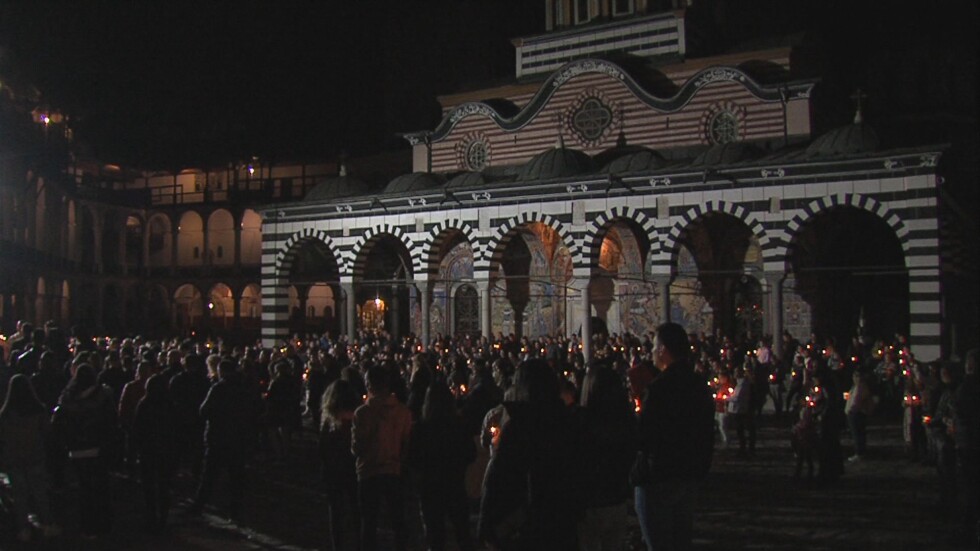 Хиляди вярващи посрещнаха Възкресение Христово в Рилския манастир