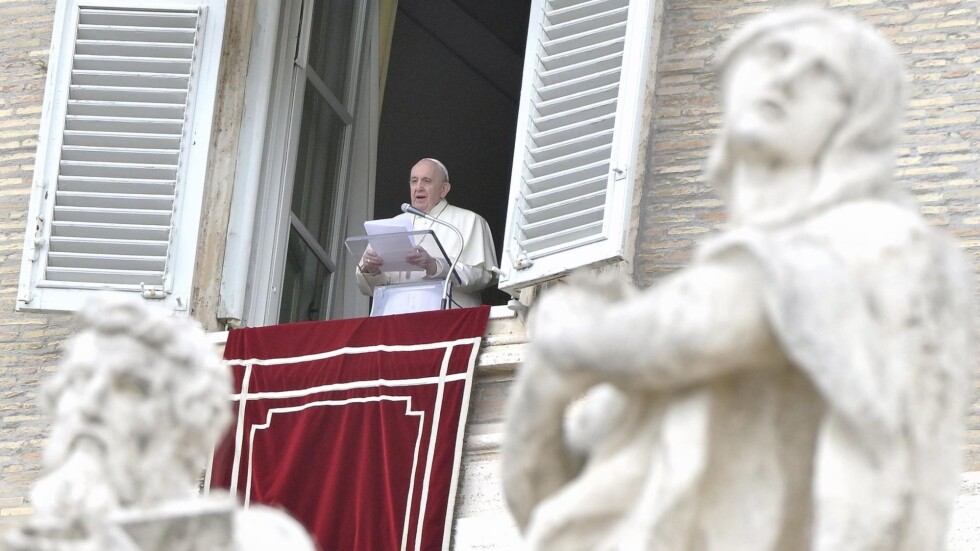 Папа Франциск започна молитвен маратон, с който ще измоли край на пандемията