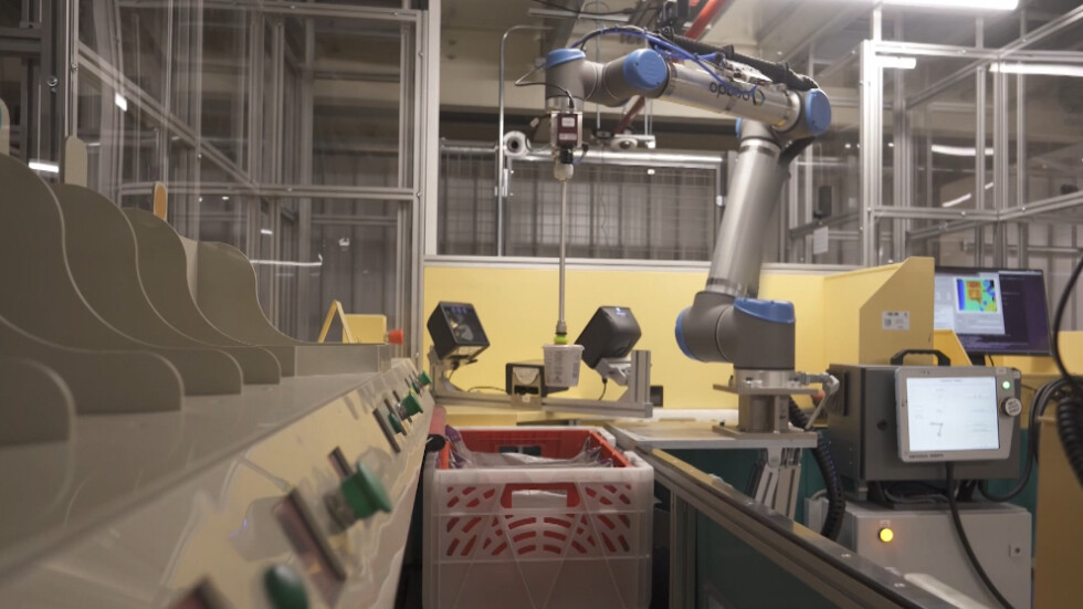 Изкуствен интелект: Как роботизирана ръка помага при обработката на онлайн поръчки?