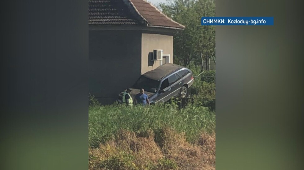 След опасен завой:  Кола паркира върху ограда на къща във Врачанско 
