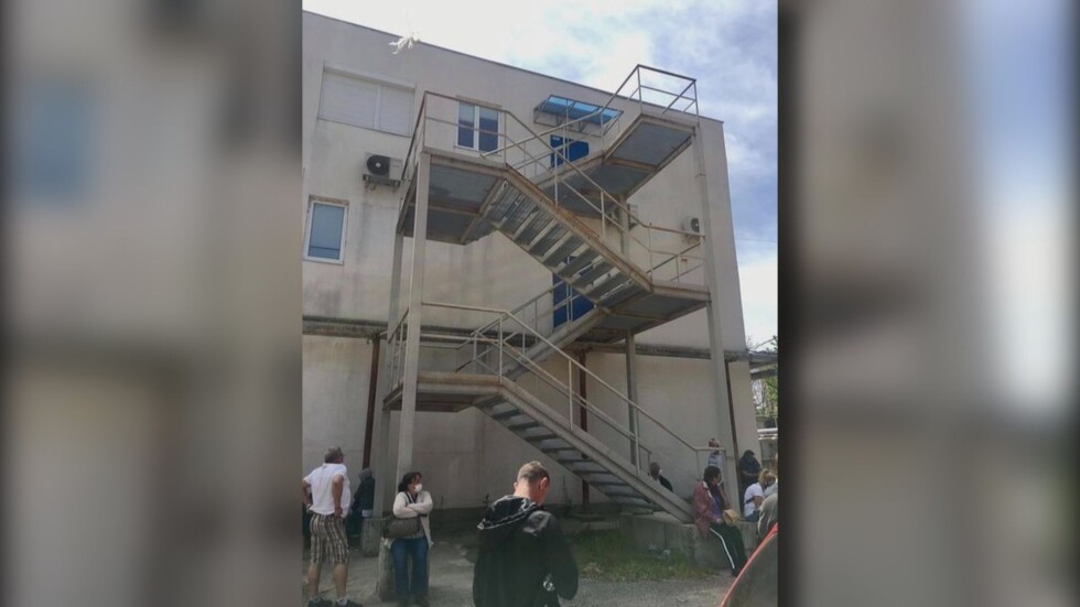 Ваксионационен кабинет на аварийно стълбище: Как се имунизират трудноподвижни хора в Шумен?