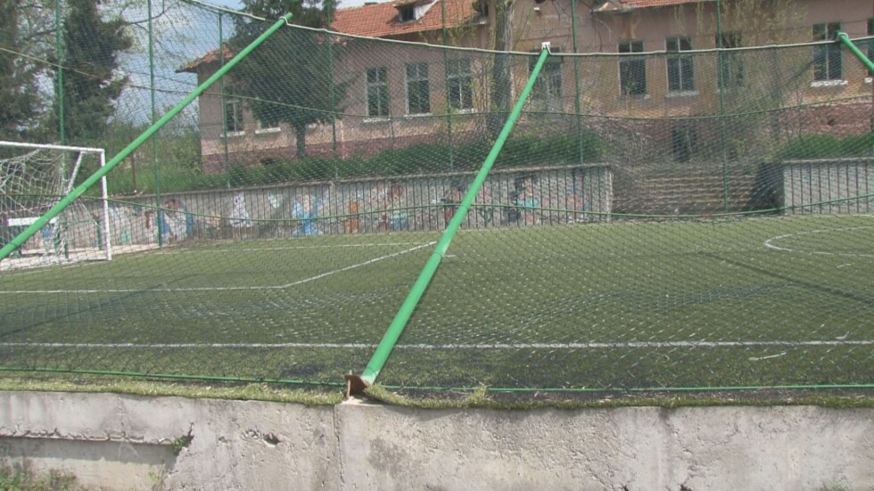 Метална ограда на спорта площадка се стовари върху футболно игрище