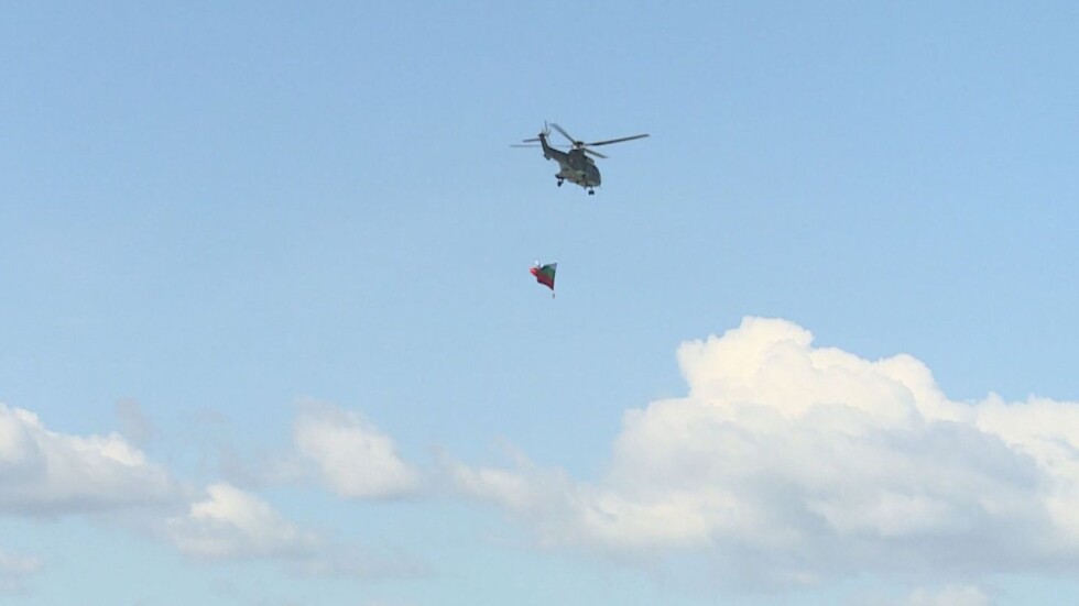 Вертолет „Кугър“ с националния флаг поведе парада в небето над София 
