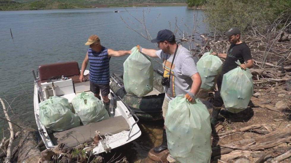 Сметище във водата: Чистят тонове боклуци в язовир "Огоста"