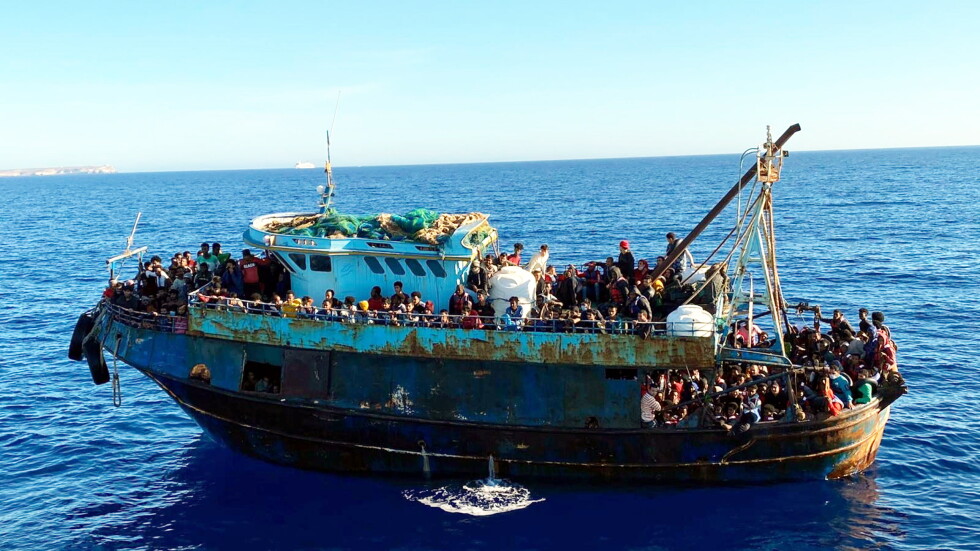 Лодки със стотици мигранти пристигнаха на остров Лампедуза