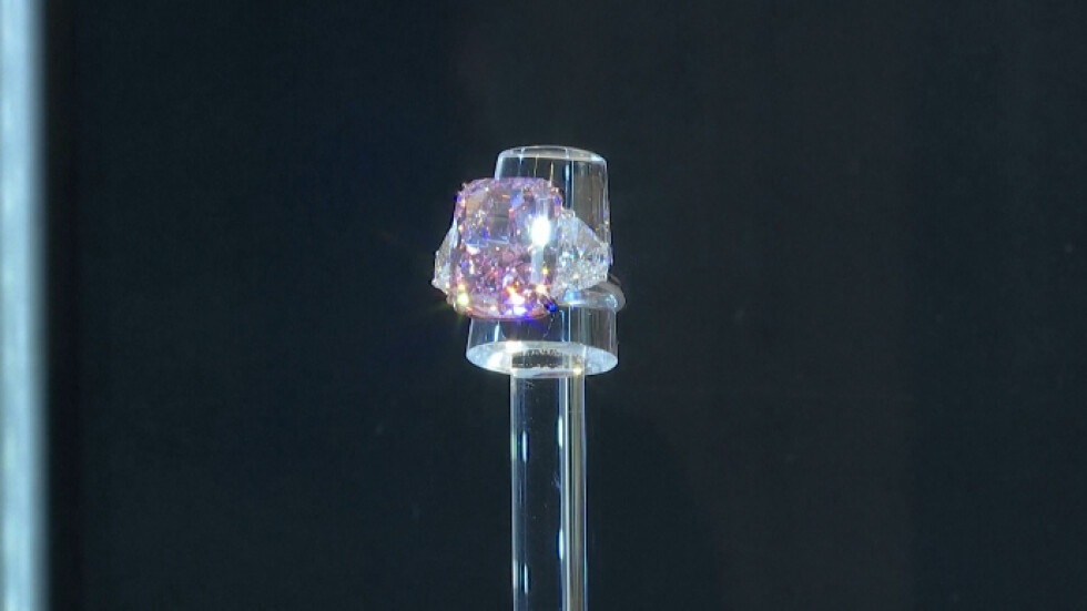 Рядък розов диамант се продава на търг (ВИДЕО)