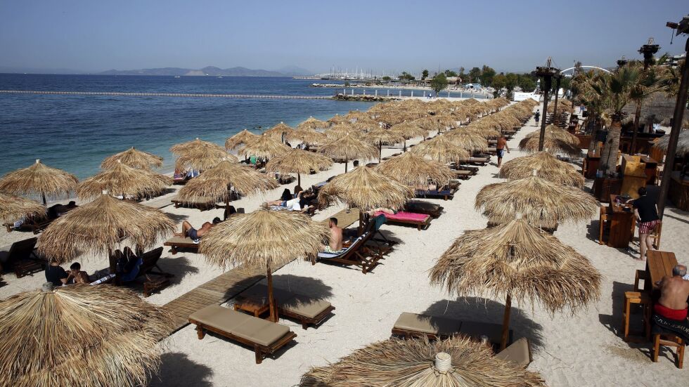 Поскъпват услугите на плажа, такситата и фериботите в Гърция 