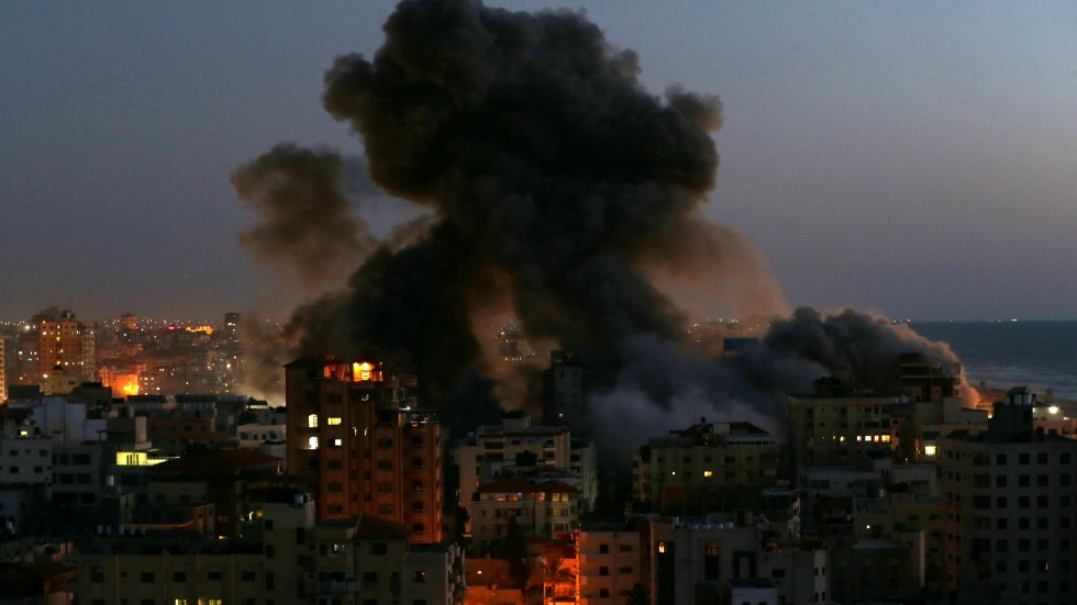 Жилищна сграда рухна след израелска бомбардировка в Ивицата Газа