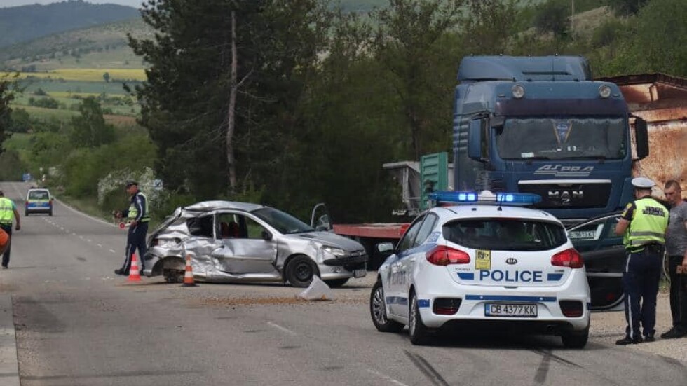 Жена пострада в катастрофа на пътя край Благоевград (СНИМКИ)