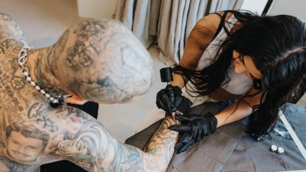 Кортни Кардашиян татуира гаджето си с надпис, който казва всичко за връзката им