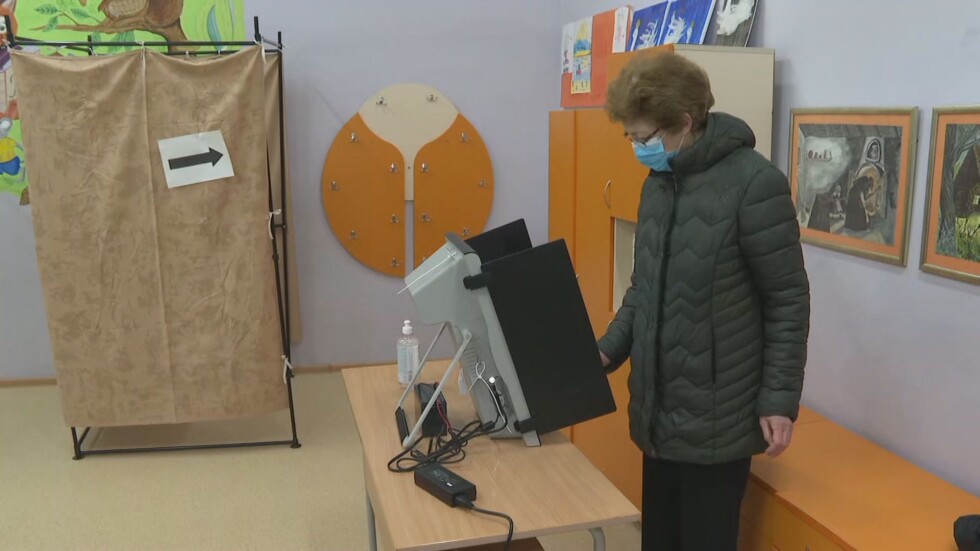 Гласуването зад граница: ЦИК се зае с машините за предсрочните избори
