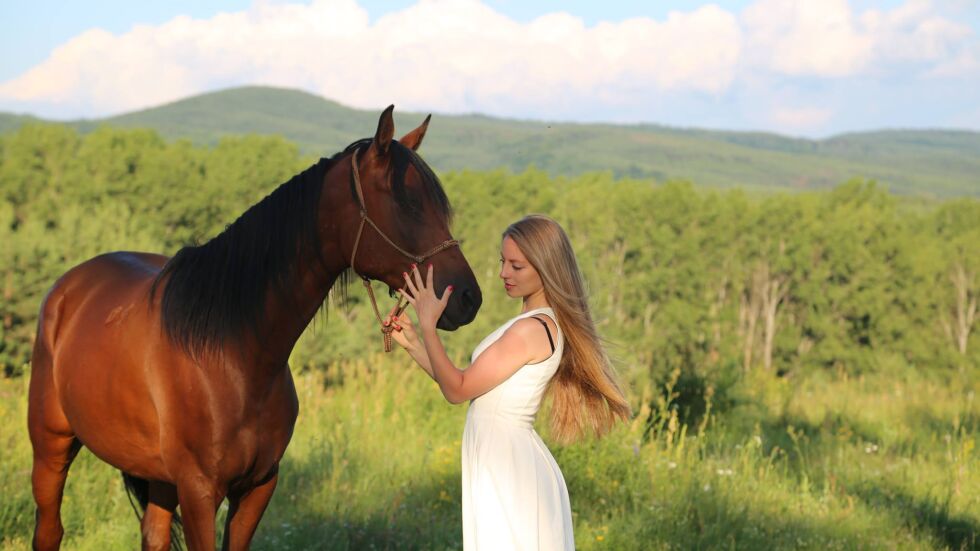 Симеона Герджикова, която дели живота си между Инстаграм и конете