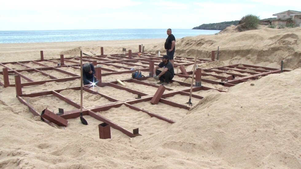 След проверки, глоби и актове: Отново сигнали за бетон на плаж „Смокиня“
