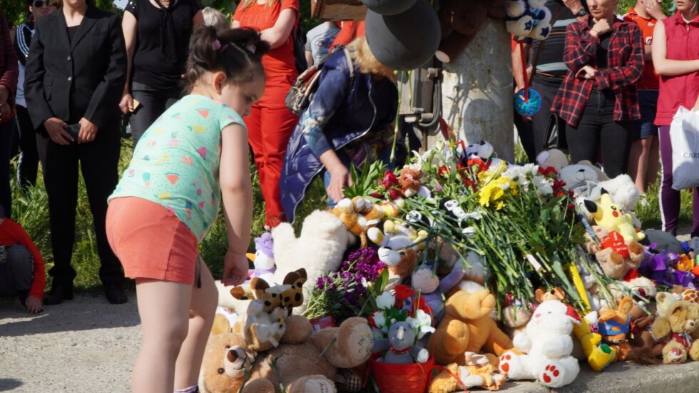 Мълчалив протест в Добрич в памет на малкия Крис, загинал при тежка катастрофа