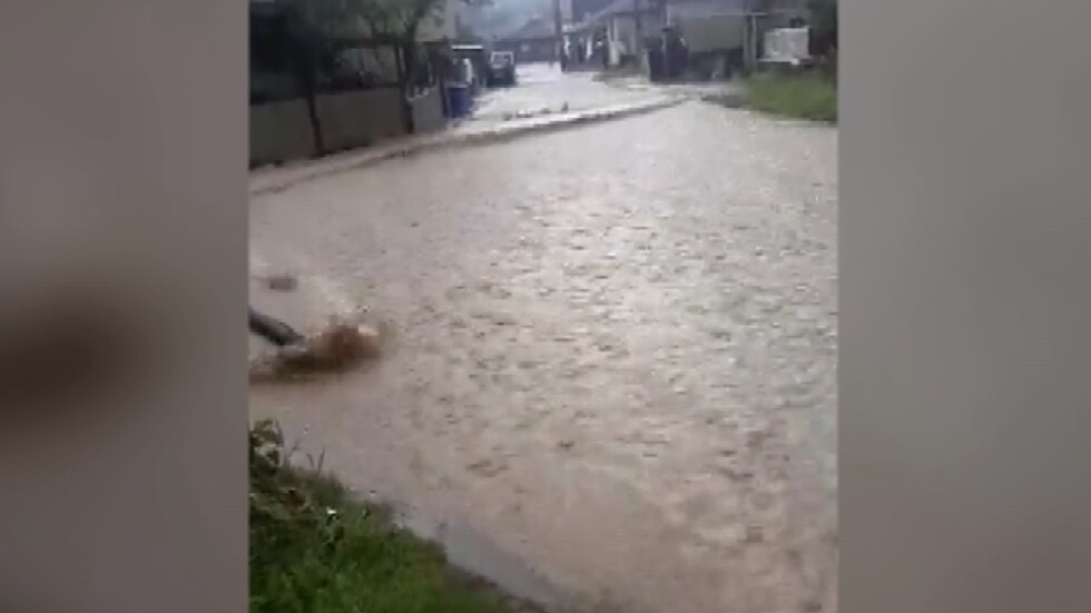 Пороен дъжд наводни улици в Котел