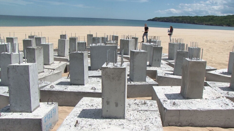 Проверката на плажа: Има ли нарушение при поставянето на „бетонни пети“ на „Смокиня“