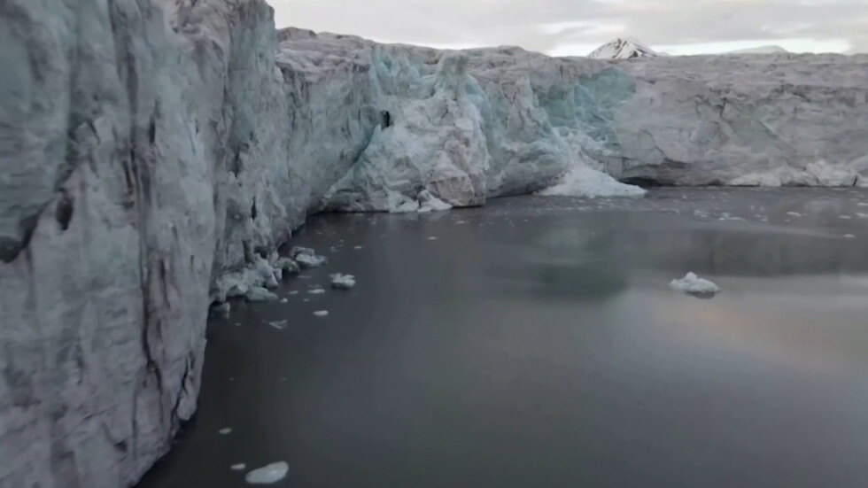 Учени: Топенето на ледниците в Гренландия скоро нe може да бъде спряно