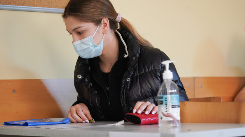 Матури в епидемия: И карантинираните ученици са на изпит, но в отделна стая