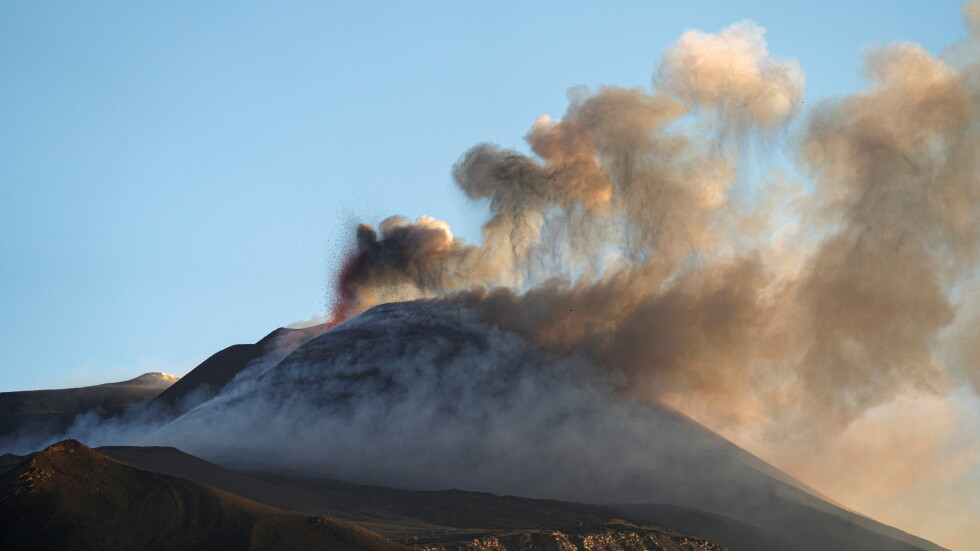  В Италия изригнаха едновременно два вулкана - Етна и Стромболи