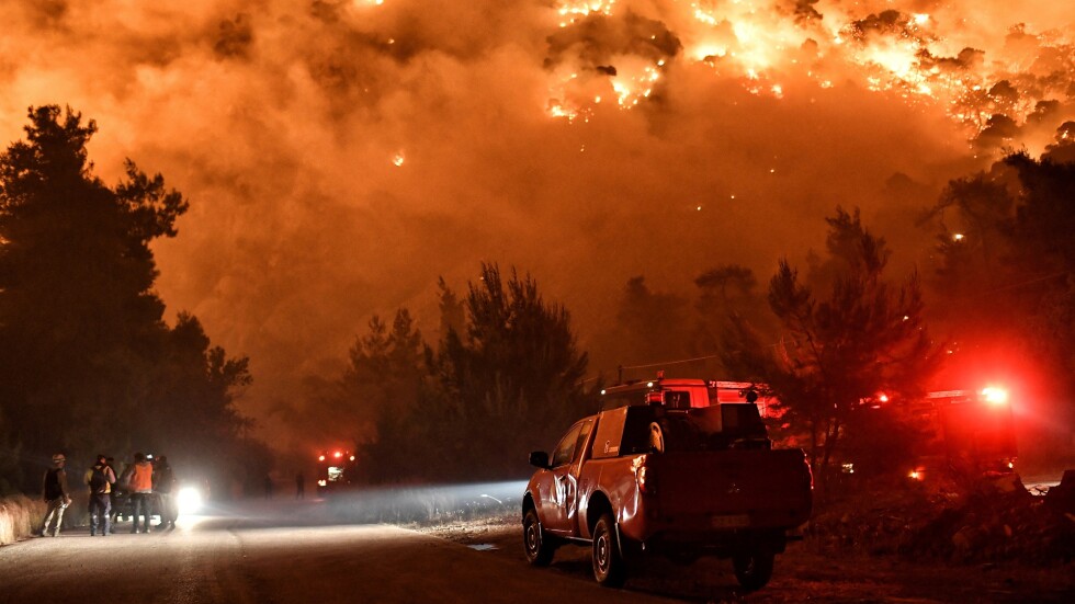 Продължава борбата с опустошителните пожари в Гърция (ВИДЕО)