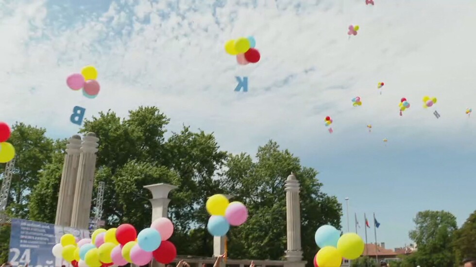 Балони с букви и бели гълъби в небето над Варна на 24 май