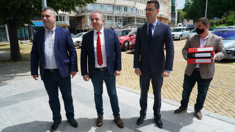 ВМРО, „Воля“ и НФСБ регистрираха коалицията си за изборите без лидерите си 