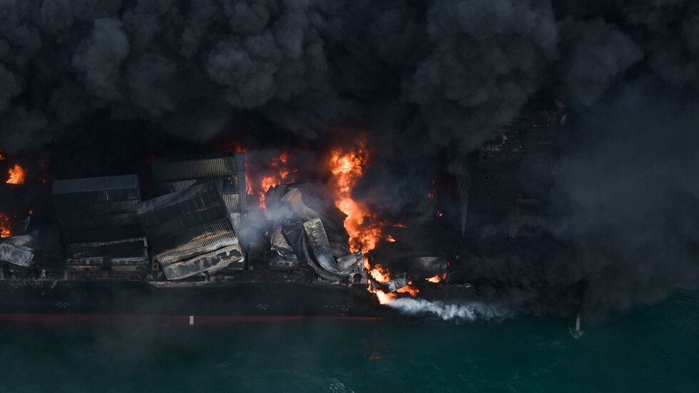 Бедствие край Шри Ланка: Шести ден гори пожар на товарен кораб с химикали (СНИМКИ)