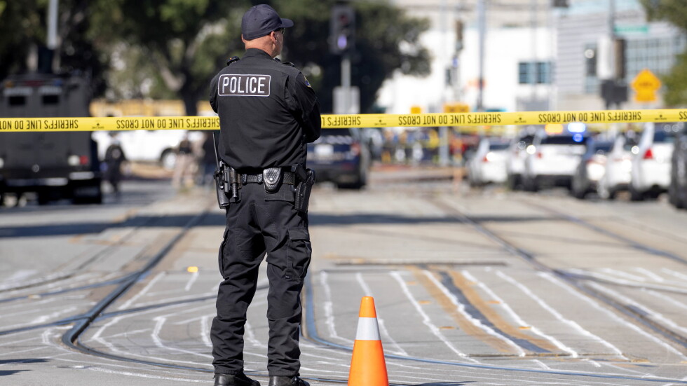 8 души са убити при стрелба в Калифорния