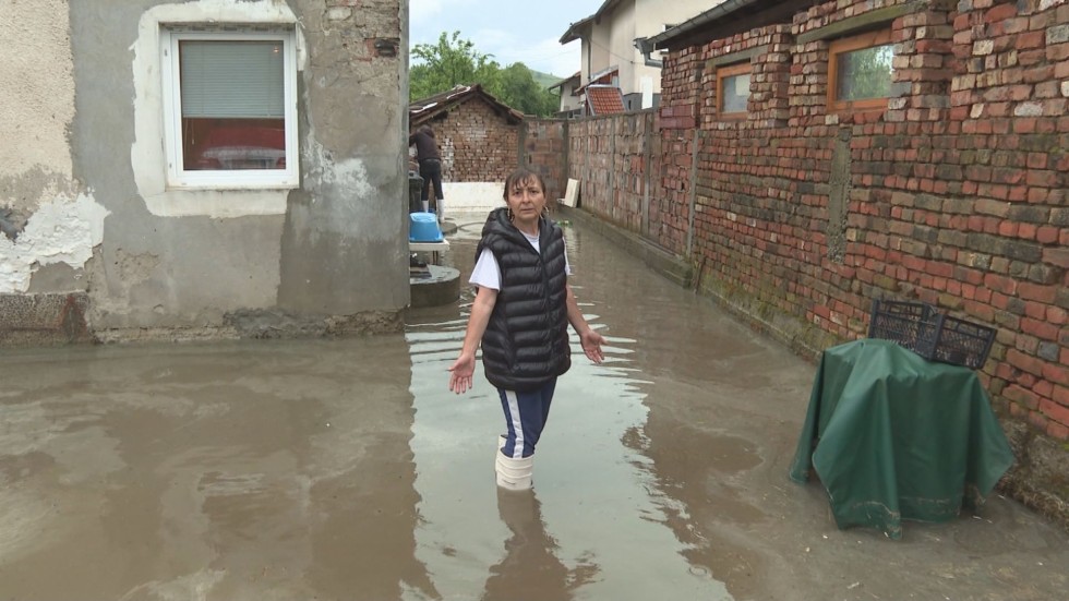 Пороен дъжд, придружен с градушка, удари села в Ябланица