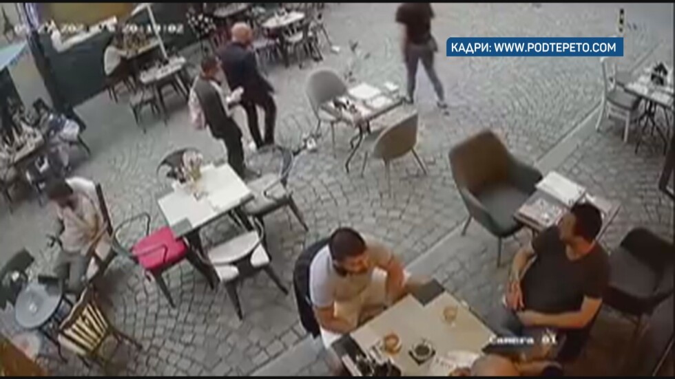 Агресия в „Капана“: Ресторантьор нападна уличен продавач на чорапи, познат в целия град