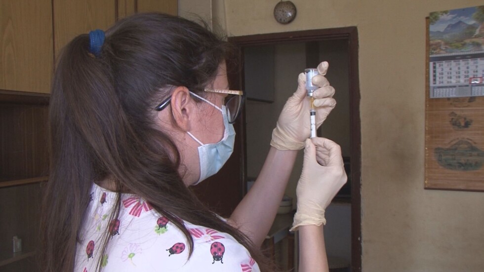 Мобилни екипи ваксинират по домовете възрастни и хора с увреждания в Бургас