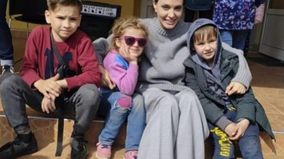 Анджелина Джоли спешно била скрита в бомбоубежище при посещението си в Украйна (СНИМКИ)