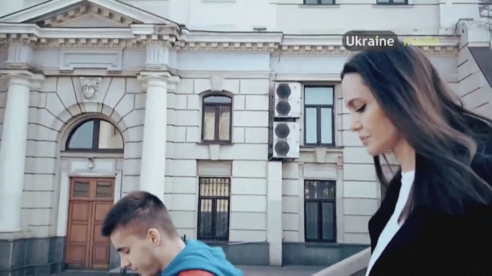И Анджелина Джоли бяга от бомбите в Украйна (ВИДЕО)
