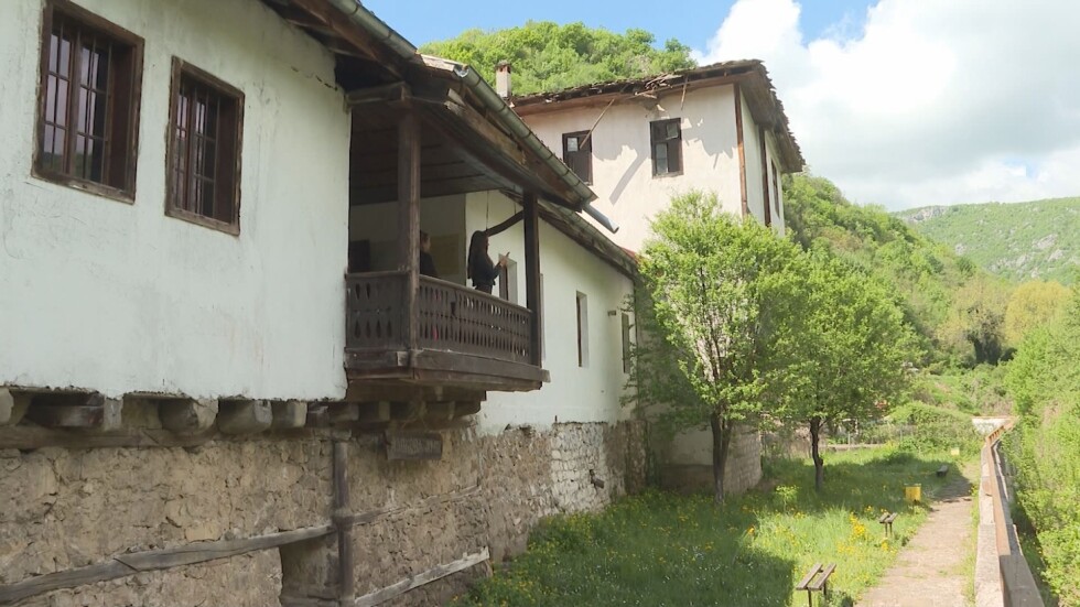 Как доброволци ремонтират любимия на Вазов Черепишки манастир?