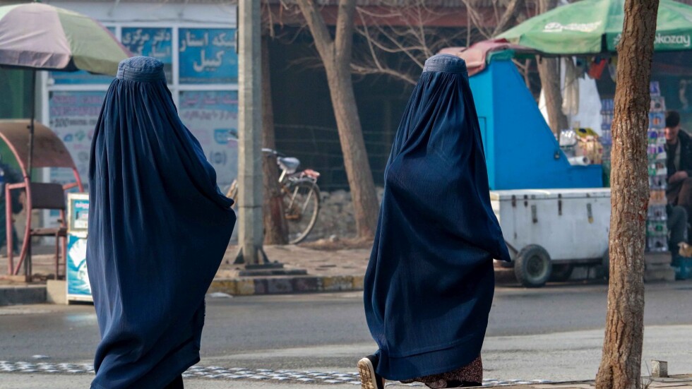 Талибаните върнаха носенето на бурки на обществени места в Афганистан