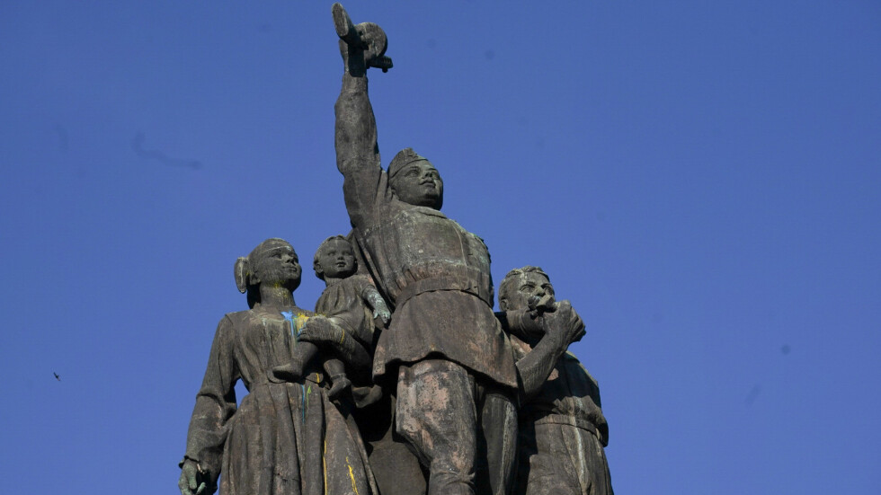 Боядисаха чрез дрон фигура на Паметника на съветската армия (СНИМКИ)
