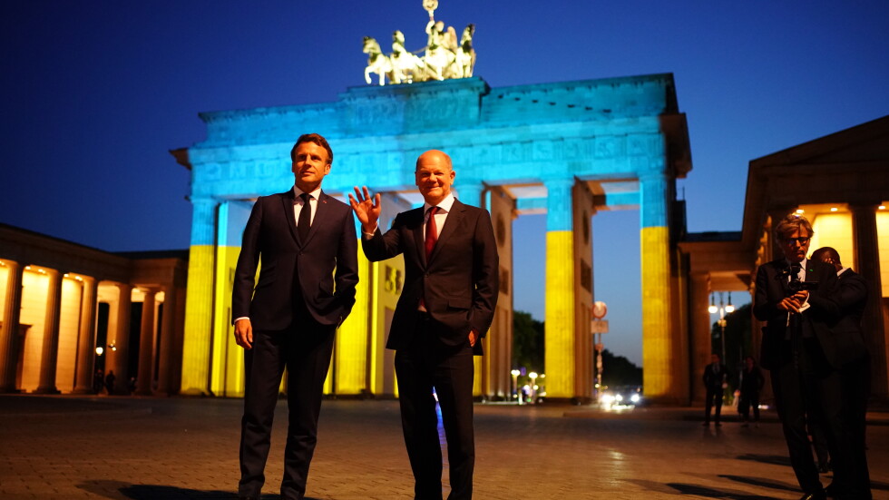 Осветиха Айфеловата кула и Бранденбургската врата в цветовете на Украйна